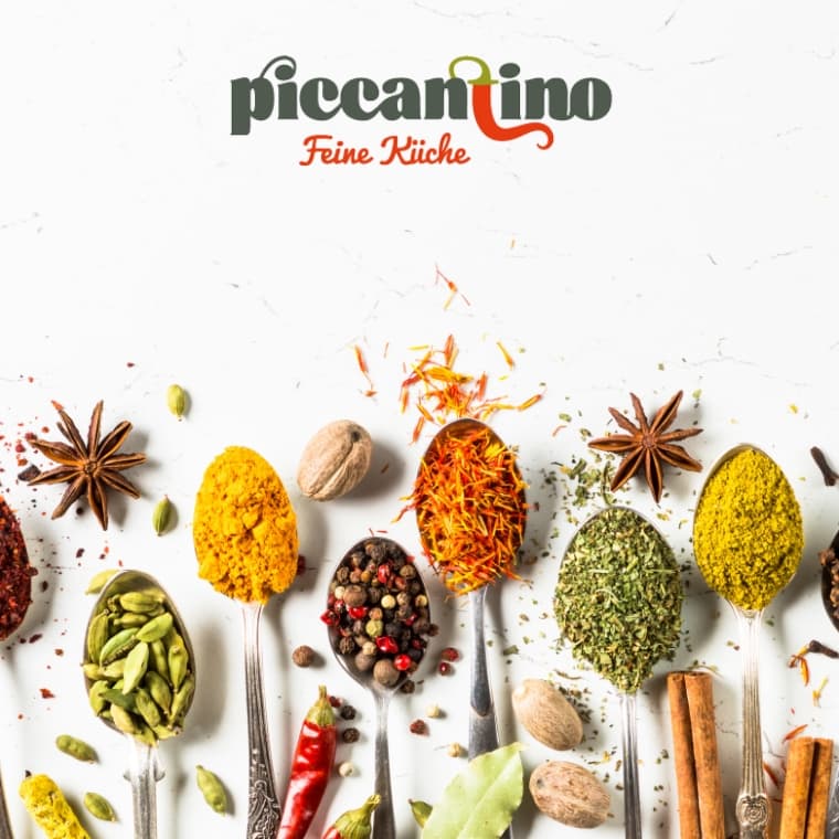 Piccantino Log mit verschienenden Kraeuter in Loeffel