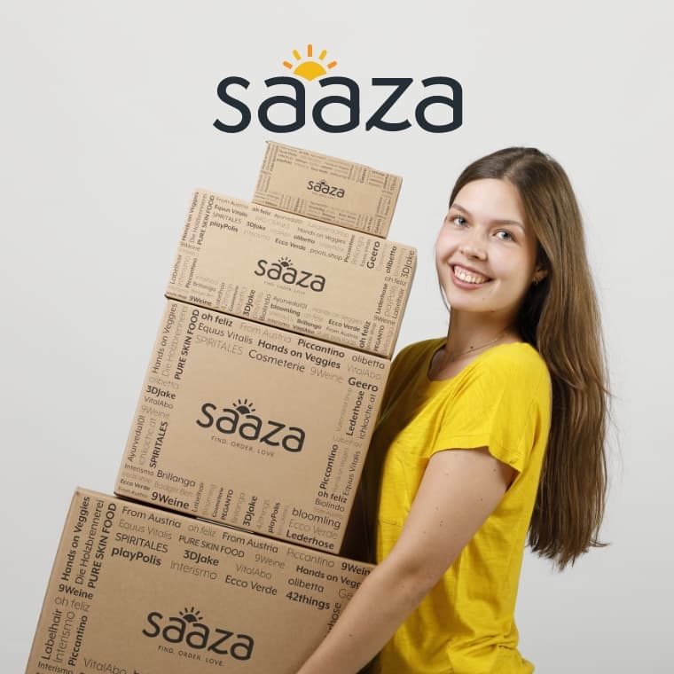 Saaza Schachteln mit niceshops Mitarbeiterin