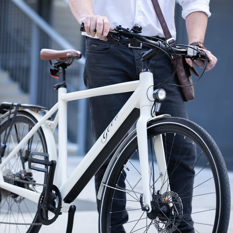 Mann haltet ein Geero E-Bike